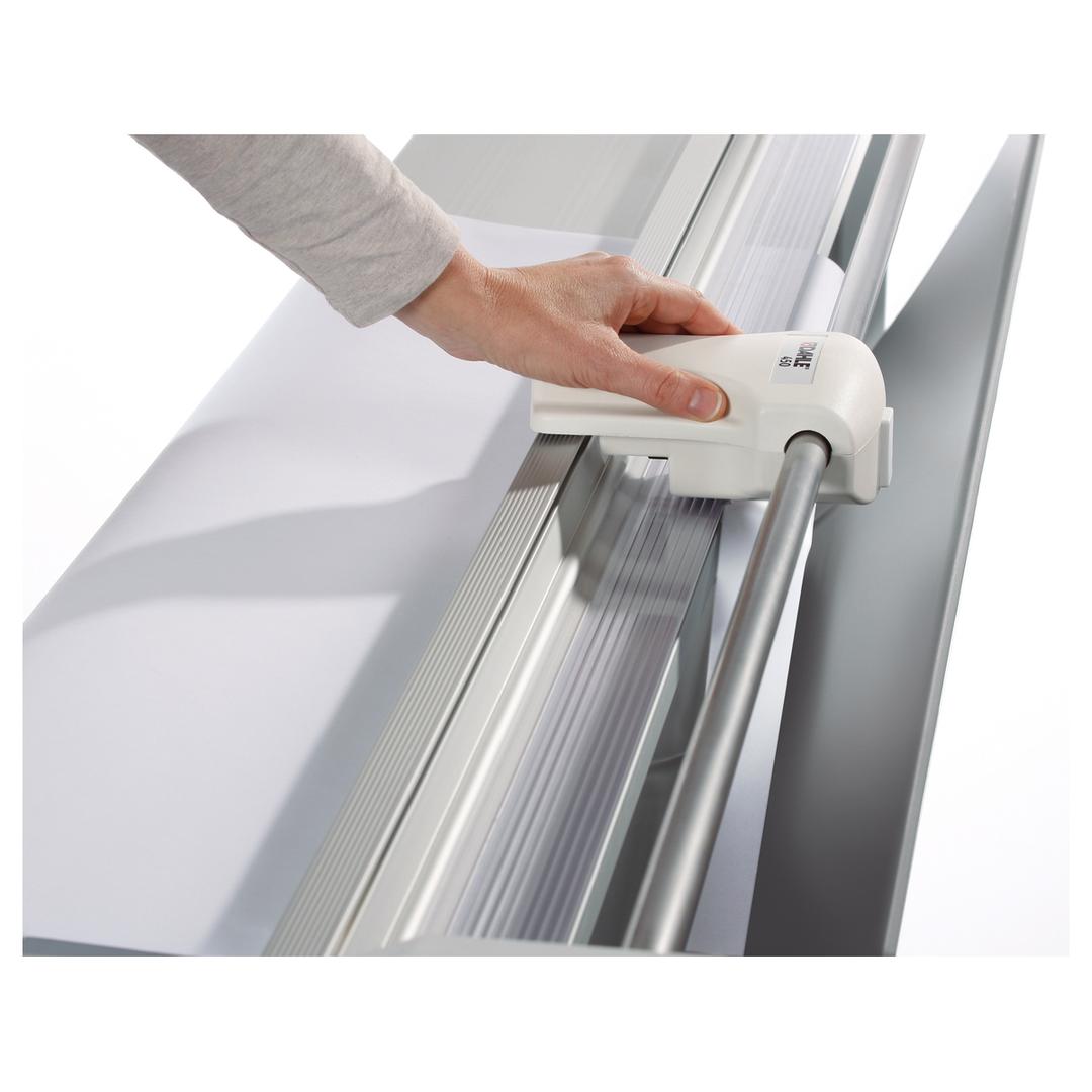 Coupeuse manuelle grand format 450 avec pieds support DAHLE — En fonctionnement