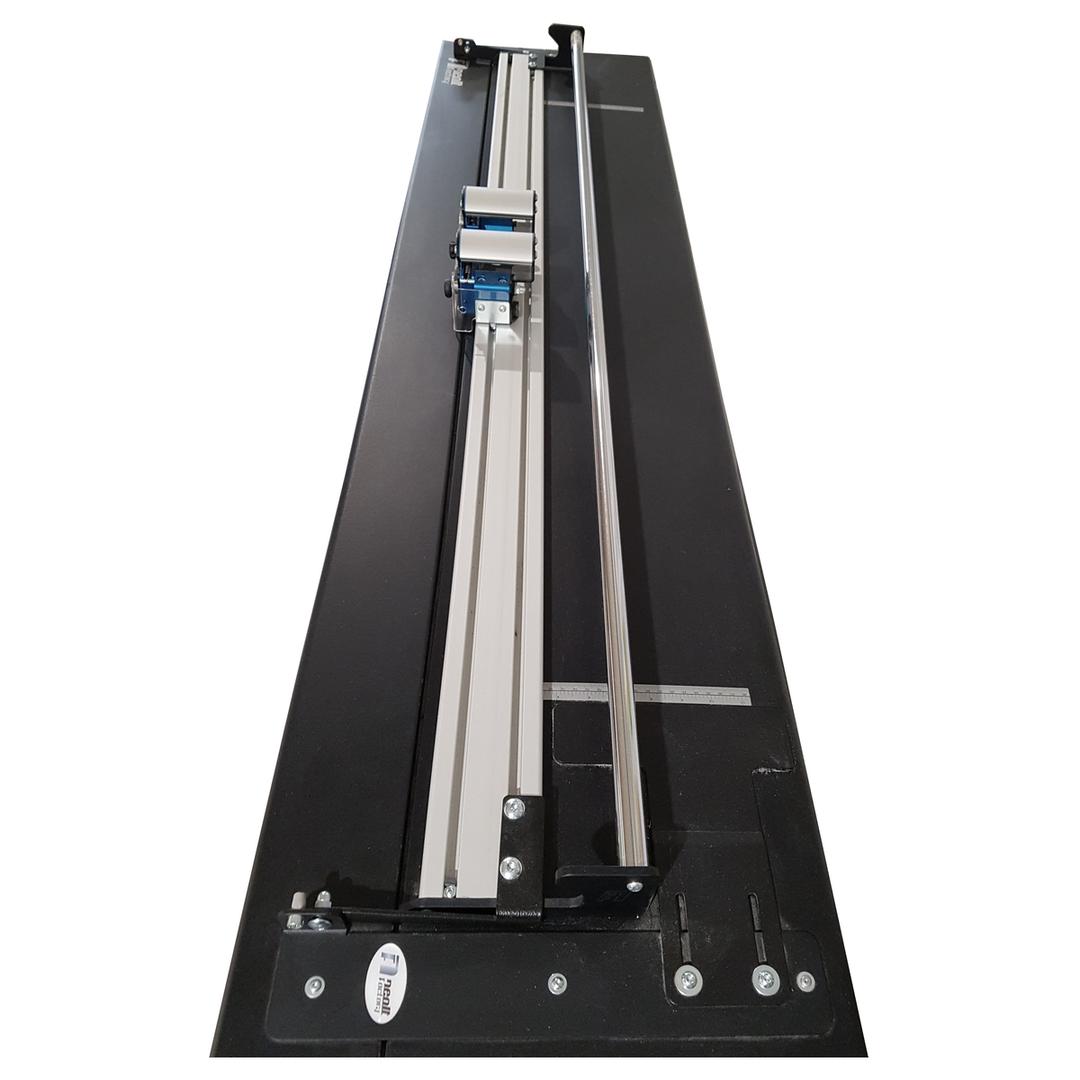 Coupeuse de plans/rail grand format A0+ EASY CUT 210 NEOLT — Vue sur table