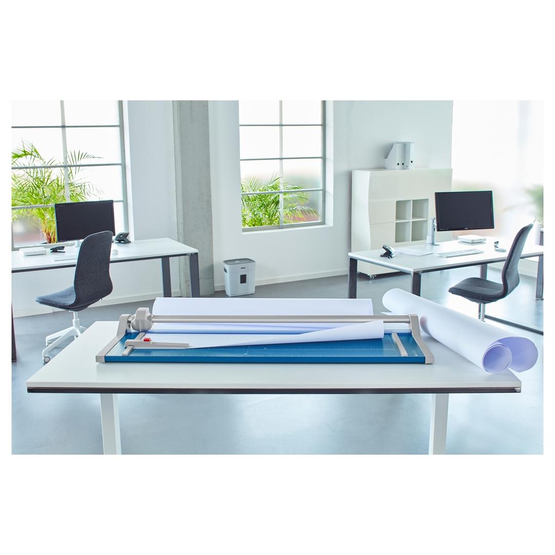 Coupeuse manuelle grand format 556 génération 3 DAHLE — Posée sur une table