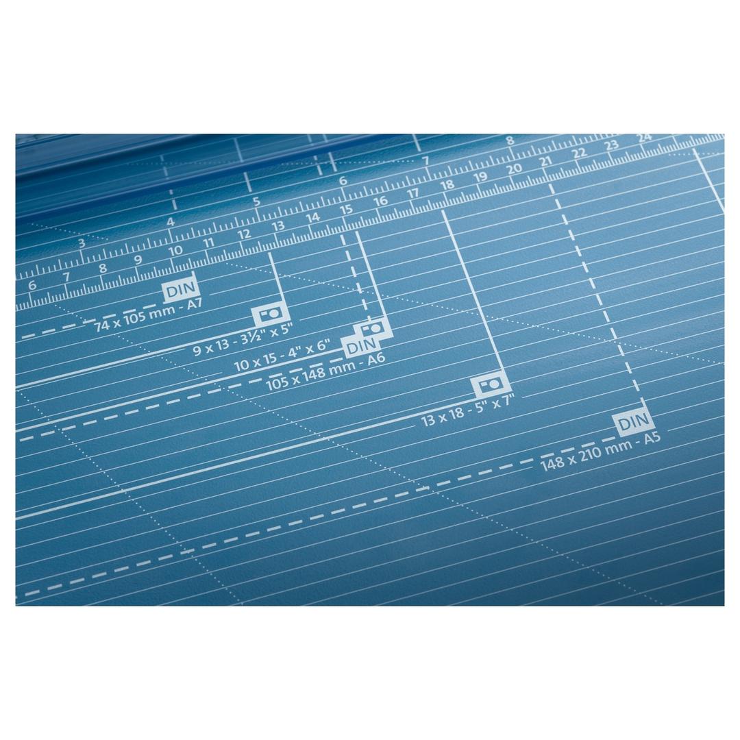 Coupeuse manuelle grand format 556 génération 3 DAHLE — Table graduée -  Lignes de formats utiles dans de nombreux formats DIN