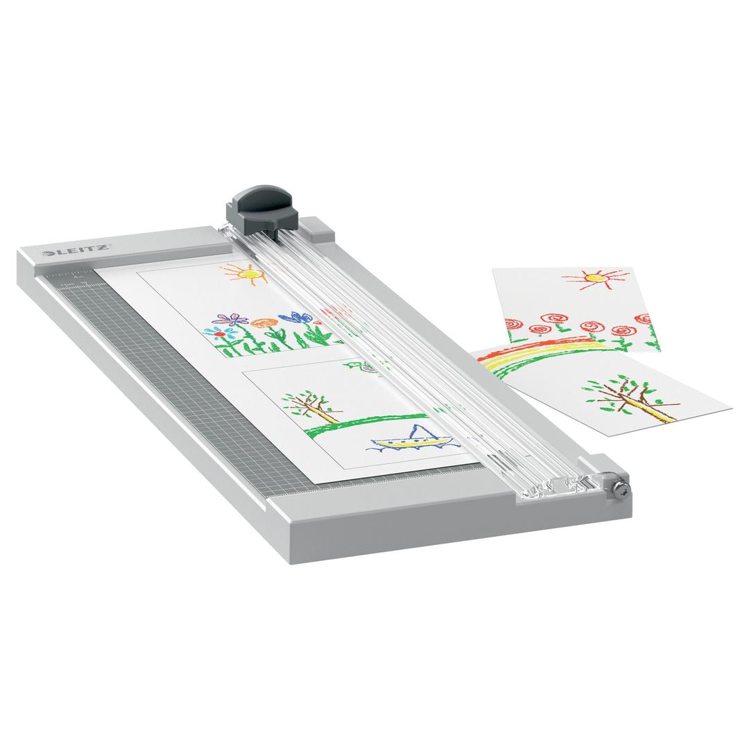Rogneuse papier A4 à lame rotative Precision Home A4 LEITZ — En action bis
