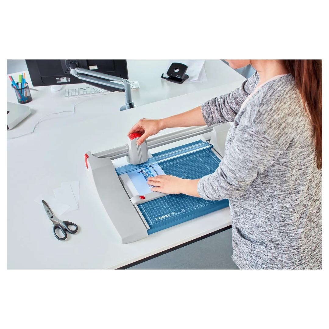 Rogneuse papier A4 à lame rotative 440 DAHLE — Butée arrière réglable pour trouver rapidement le format adéquat – utilisable sur les deux butées latérales