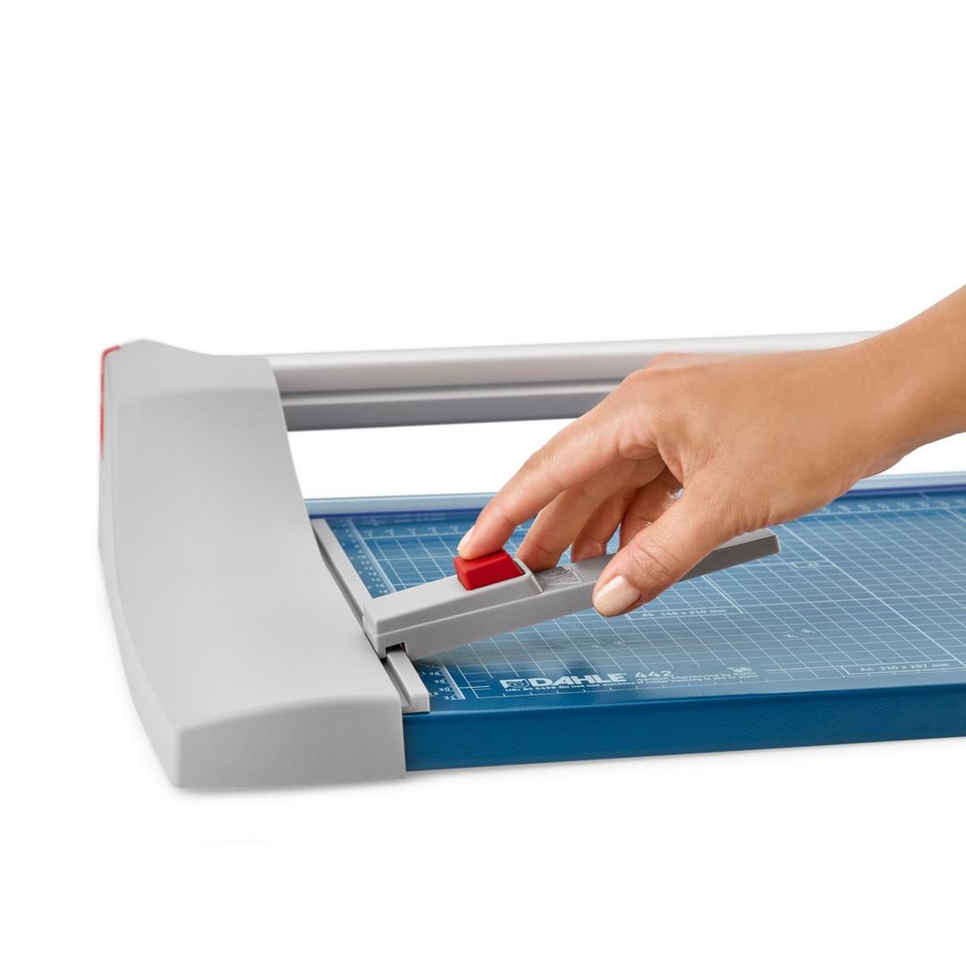 Rogneuse papier A4 à lame rotative 440 DAHLE — Butée arrière réglable pour trouver rapidement le format adéquat – utilisable sur les deux butées latérales