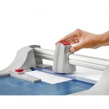 Coupeuse manuelle grand format 448 avec pieds support DAHLE — Tête de coupe ergonomique pour une utilisation agréable