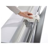 Coupeuse manuelle grand format 450 avec pieds support DAHLE — En fonctionnement