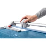 Rogneuse papier A4 à lame rotative 550 (Génération 3) DAHLE — Guidage précis de la tête de coupe grâce à l'ergonomie de la tête de coupe