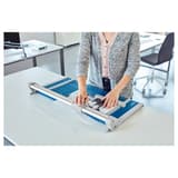 Rogneuse papier A3 à lame rotative 552 (Génération 3) DAHLE — Guidage précis de la tête de coupe avec la paume de la main
