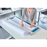Coupeuse manuelle grand format 556 (Génération 3) DAHLE — Guidage précis de la tête de coupe avec la paume de la main