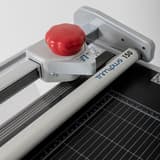 Coupeuse manuelle grand format Manual Trim Plus 250 NEOLT — Guidage précis de la tête de coupe grâce à l'ergonomie de la tête de coupe