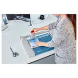 Rogneuse papier A4 à lame rotative 440 DAHLE — Butée arrière réglable pour trouver rapidement le format adéquat – utilisable sur les deux butées latérales