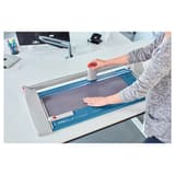 Rogneuse papier A2 à lame rotative 444 DAHLE — Butée arrière réglable pour trouver rapidement le format adéquat – utilisable sur les deux butées latérales