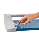 Rogneuse papier A2 à lame rotative 444 DAHLE — Butée arrière réglable pour trouver rapidement le format adéquat – utilisable sur les deux butées latérales