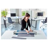 Rogneuse papier A2 à lame rotative 444 DAHLE — La pression automatique fixe le matériau à découper au point de coupe