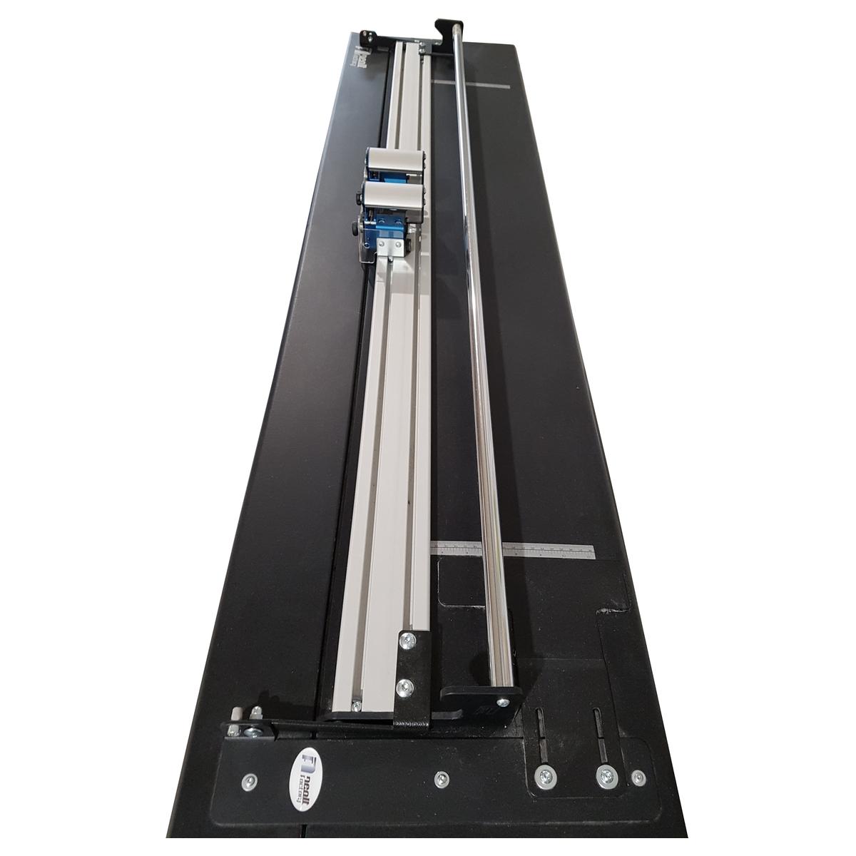 Coupeuse de plans/rail grand format A0+ EASY CUT 210 NEOLT — Vue sur table