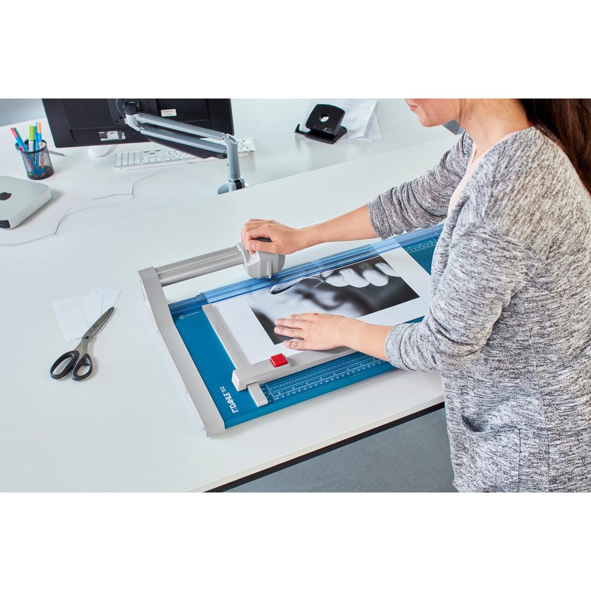 Coupeuse manuelle grand format 558 génération 3 DAHLE — Butée arrière réglable pour trouver rapidement le format adéquat – utilisable sur les deux butées latérales