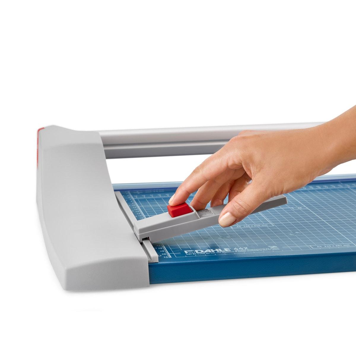 Rogneuse papier A2 à lame rotative 444 DAHLE — Butée arrière réglable pour trouver rapidement le format adéquat – utilisable sur les deux butées latérales