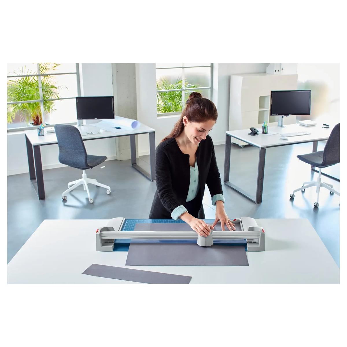 Rogneuse papier A2 à lame rotative 444 DAHLE — La pression automatique fixe le matériau à découper au point de coupe
